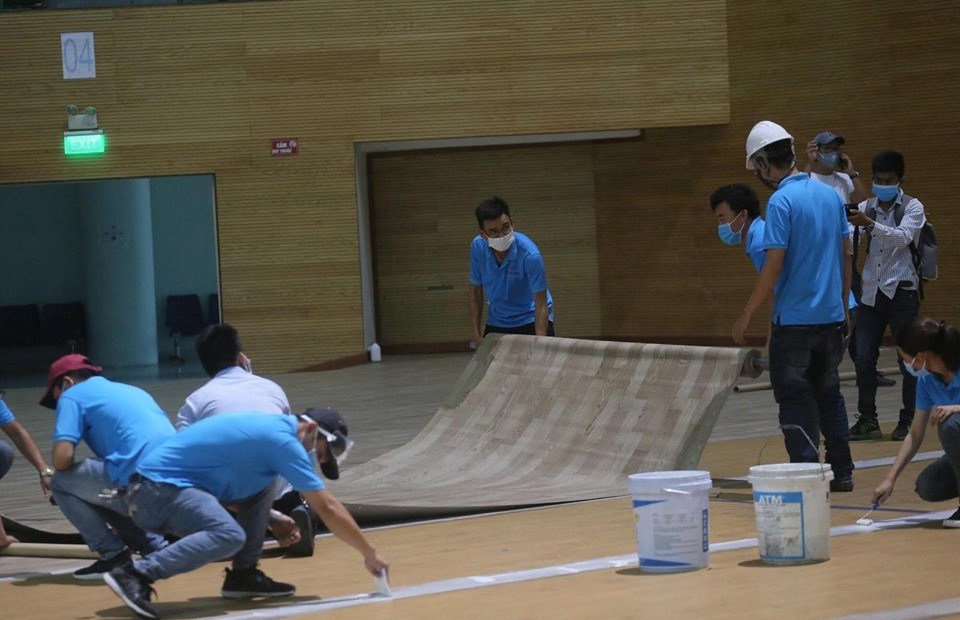 Ghi nhận trưa 2/8, hàng trăm công nhân của đơn vị thi công gấp rút thực hiện hàng loạt công việc, tất cả đều làm việc theo tinh thần trách nhiệm, an toàn và thần tốc.