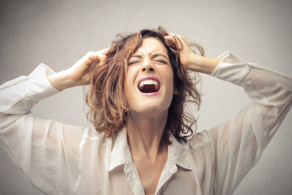 Tạo nếp nhăn, sắc da xấu đi: Tác hại của việc tức giận thường xuyên chính là khiến da nhăn nheo và xấu đi. Khi tức giận, máu trong não làm tăng độc tố, kích thích các nang lông/tóc, khiến viêm quanh nang lông ở mức độ khác nhau, tạo ra vấn đề sắc tố da tiến triển xấu.