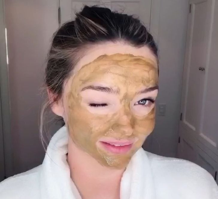 4. Củ nghệ và curcumin: Củ nghệ và sản phẩm phụ của nó, curcumin, được các chuyên gia dinh dưỡng khuyên dùng vì lợi ích sức khỏe của chúng. Nghiên cứu chỉ ra rằng nghệ có một số đặc tính chữa bệnh như giảm các triệu chứng viêm xương khớp và viêm khớp, cũng như loét dạ dày và cholesterol cao. Nó cũng tốt cho da vì hàm lượng chất chống oxy hóa cao, làm cho nó trở thành một thành phần mặt nạ phổ biến.