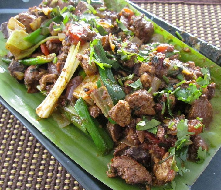 5. Gan bò: Một chuyên gia nói rằng đây có thể là một trong những thực phẩm giàu chất dinh dưỡng nhất. Chỉ 3,5 ounce (100 g) gan bò chứa 3,460% B12, giúp tế bào hồng cầu và giữ cho não của chúng ta khỏe mạnh. Nó cũng rất giàu protein rất quan trọng đối với mức năng lượng và sửa chữa tế bào.