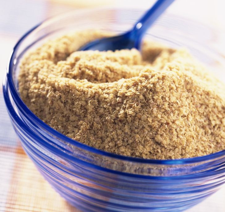 11. Mầm lúa mì: Đến từ hạt lúa mì, thực phẩm này là chất bổ sung hoàn hảo nhờ hàm lượng chất chống oxy hóa cao và nó giúp việc kiểm soát mức cholesterol. Mầm lúa mì có thể dễ dàng được thêm vào chế độ ăn uống của bạn như là một loại topping cho ngũ cốc, sữa chua hoặc món tráng miệng. Tuy nhiên, mầm lúa mì có nhiều chất béo có thể gây ra vấn đề nếu bạn bị bệnh tim nên bạn theo dõi lượng ăn.