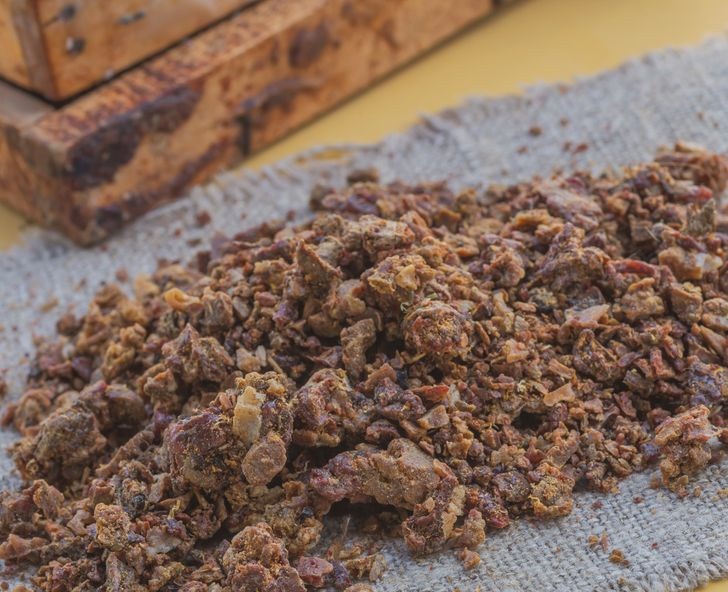 10. Keo ong: Đây là một sản phẩm từ những con ong khi chúng kết hợp nhựa cây với sáp ong và chất thải của chính chúng. Nghiên cứu đã chỉ ra rằng keo ong có nhiều lợi ích như giảm các rối loạn tiêu hóa, dị ứng và các vấn đề về da liễu.