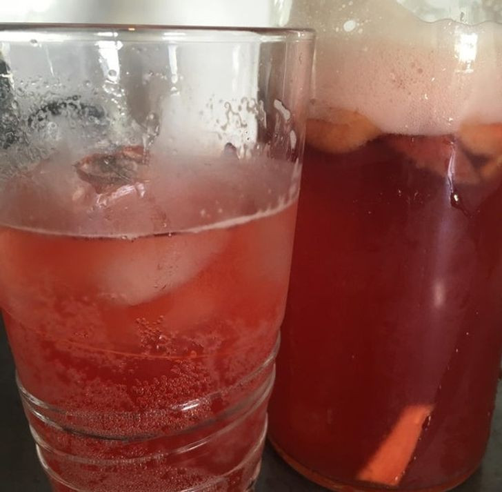 Nước ép anh đào: Nghiên cứu nói rằng loại nước ép này có tác dụng tích cực đối với mức huyết áp và giảm cholesterol có hại, đặc biệt ở người già. Theo một nghiên cứu với người lớn tuổi, nó cũng giàu melatonin, một loại hormone khiến chúng ta buồn ngủ, điều đó có nghĩa là nó có thể cải thiện chất lượng giấc ngủ. Ảnh: BS. Mời độc giả theo dõi video "Các thực phẩm chống độc siêu hạng". Nguồn: VTC.