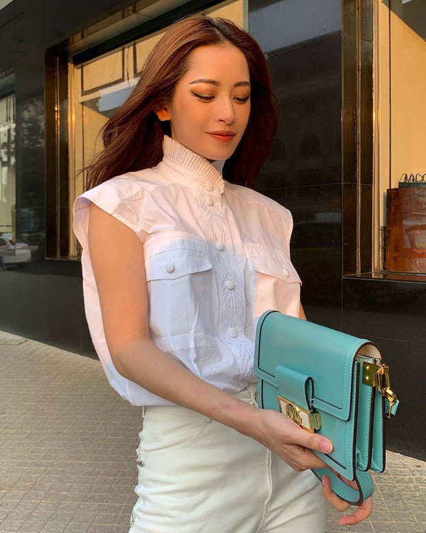 Chi Pu chọn phiên bản mang gam màu trắng và mix với quần jeans xuyệt tông.