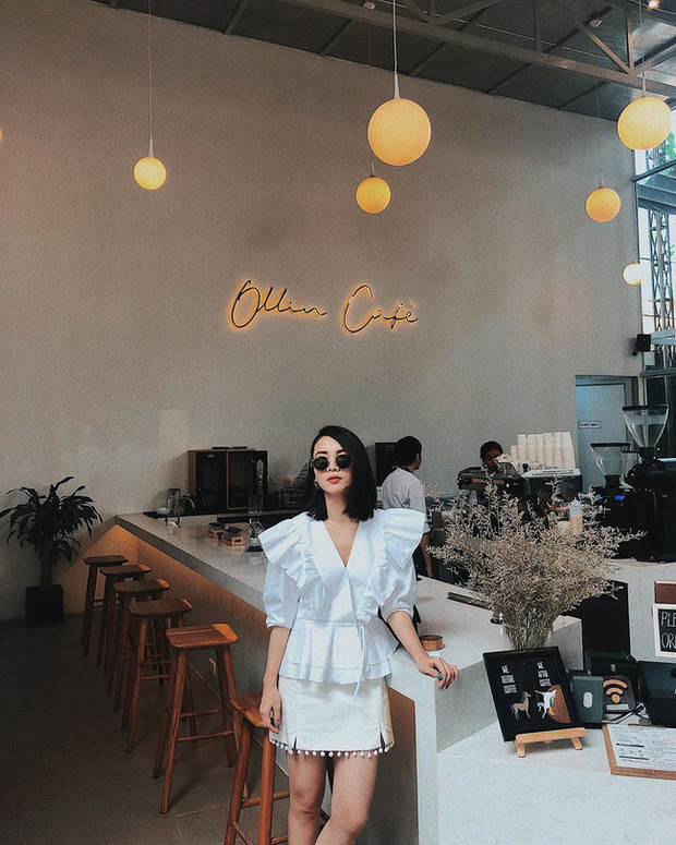 Thay vì chọn những items đơn giản, Yến Trang đã diện lên mình áo blouse siêu bánh bèo + chân váy ngắn điệu đà. Ảnh: FB. Mời độc giả theo dõi video "Minh Hằng chia sẻ về phong cách thời trang". Nguồn: VTC.