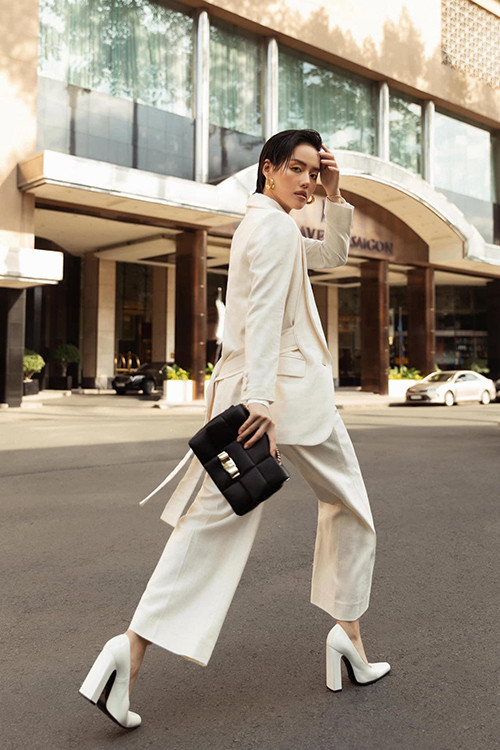 Khánh Linh cũng mix-match trang phục tông trắng theo nhiều cách khác nhau.