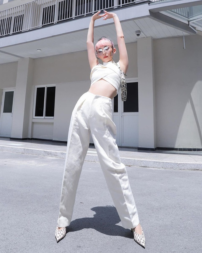 Tóc Tiên thể hiện chất sành điệu đúng chuẩn fashionista với túi xách và giày mũi nhọn họa tiết da trăn hay monogram độc đáo.