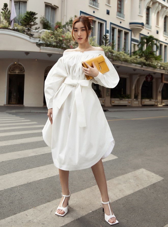 Đầm thắt eo vừa nữ tính vừa sexy giúp Hoa hậu Đỗ Mỹ Linh làm mới phong cách street style.