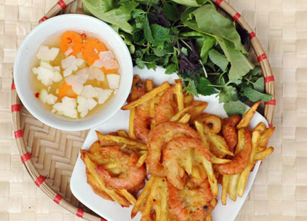 Bánh tôm: Du lịch Hà Nội phải nhắc đến món ăn vặt ở Hồ Tây, dù là người con xa xứ hay người dân sinh sống ở đây đã lâu cũng không chần chừ mà nghĩ ngay đến bánh tôm Hồ Tây.