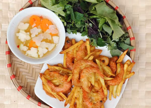 Bánh tôm: Du lịch Hà Nội phải nhắc đến món ăn vặt ở Hồ Tây, dù là người con xa xứ hay người dân sinh sống ở đây đã lâu cũng không chần chừ mà nghĩ ngay đến bánh tôm Hồ Tây.