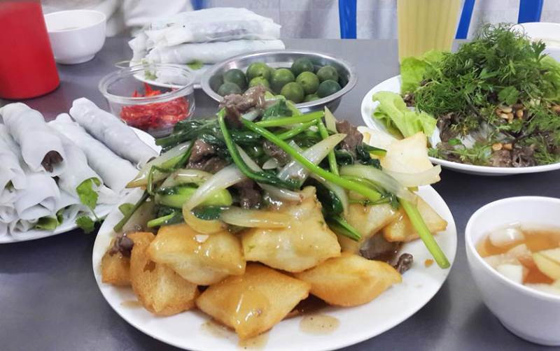 Miếng bánh phở mỏng dính cuộn bên trong là thịt bò xào, thêm rau xà lách và rau mùi chấm ngập trong nước chấm chua ngọt nhẹ và đủ đủ cà rốt thái miếng vuông. Ngoài phở cuốn, bạn nên thử thêm phở chiên phồng, phở chiên trứng hay phở chua…