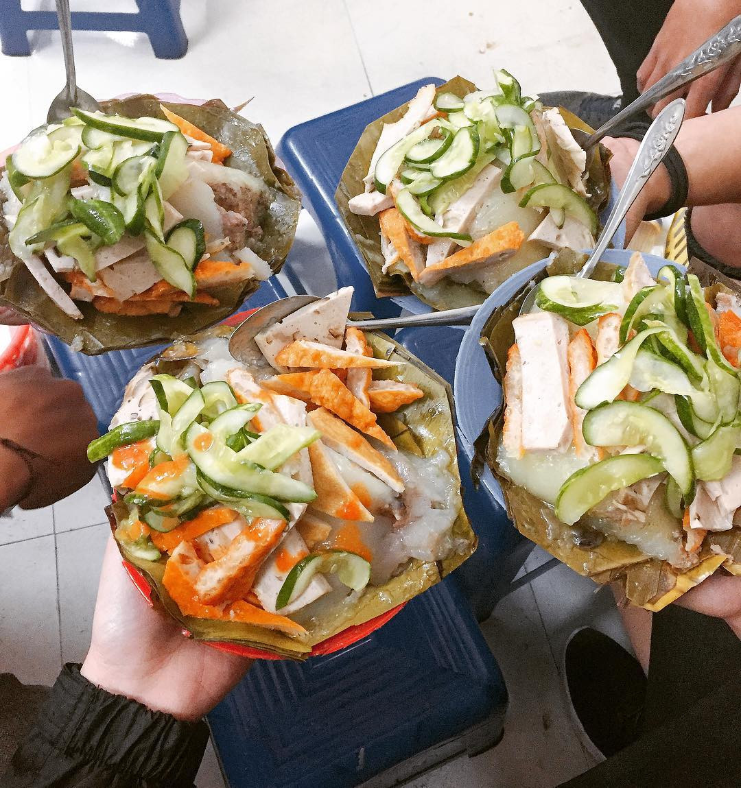 Bánh giò Thụy Khuê: Cửa hàng khá to gần vườn hoa Lý Tự Trọng, đoạn ngay đầu đường Thanh Niên giao với Thụy Khuê (Hà Nội) bán bánh giò nổi tiếng đất Hà Thành luôn đông khách vào ra. Khách quen đặt tên cho quán là Cô Hoa béo theo tên của cô chủ tay thoăn thoát cắt bánh mời khách.