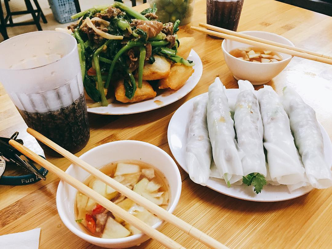 Phở cuốn: Lang thang quanh hồ Tây mà quên thưởng thức phở cuốn là một thiếu sót lớn. Phở là một món ăn mang đậm hương vị Việt và người Việt đã sáng tạo phở thành nhiều phiên bản khác nhau, trong đó có phở cuốn Ngũ Xã cực ngon.