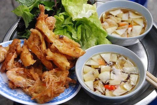 Được làm từ những nguyên liệu rất gần gũi quen thuộc như tôm, khoai lang, trứng vịt, bột mì, thưởng thức bánh tôm Hồ Tây nhất định phải có nước chấm đi kèm. Đó là thứ nước chấm tổng hòa các vị chua, ngọt và cay; thêm một chút dưa ghém làm từ đu đủ, cà rốt thái nhỏ ngâm giấm, làm dịu bớt vị ngậy của món chiên này.