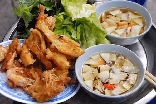 Được làm từ những nguyên liệu rất gần gũi quen thuộc như tôm, khoai lang, trứng vịt, bột mì, thưởng thức bánh tôm Hồ Tây nhất định phải có nước chấm đi kèm. Đó là thứ nước chấm tổng hòa các vị chua, ngọt và cay; thêm một chút dưa ghém làm từ đu đủ, cà rốt thái nhỏ ngâm giấm, làm dịu bớt vị ngậy của món chiên này.