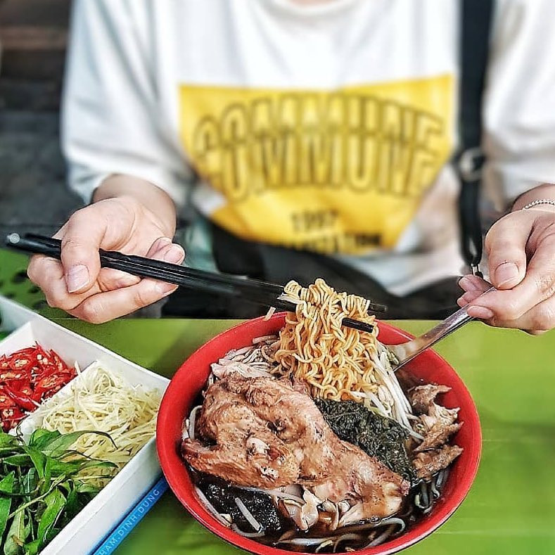 Gà chặt nhỏ thường là lấy phần đùi cho vào lon bia hoặc nước ngọt cắt miệng, cho thêm rau ngải cứu cùng những gia vị thuốc bắc rồi cho vào nồi ninh. Khi có khách chủ quán mới trần thêm mỳ, đổ gà từ trong lon ra và chan thêm nước hầm gà.