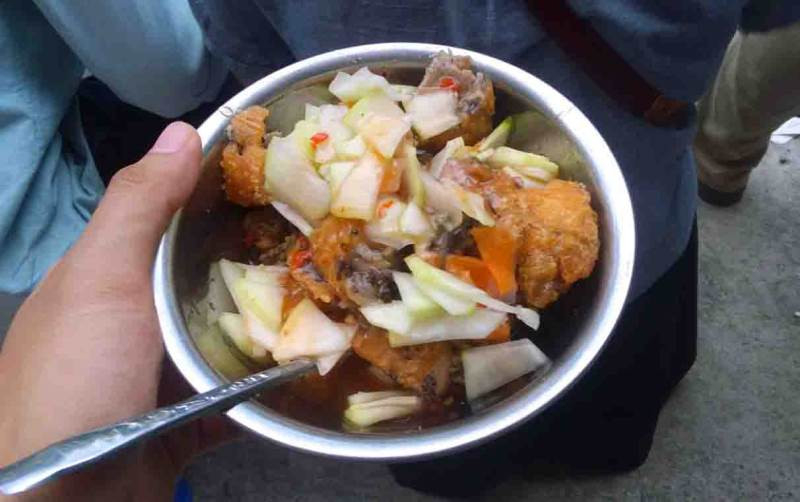 Quán bánh rán này đặc biệt đông khách khi tiết trời se se lạnh của mùa thu. Dường như người Hà Nội thích ăn đồ chiên rán khi trời chuyển gió, có lẽ những đồ chiên nóng hổi sẽ làm cơ thể họ ấm lên và ăn ngon miệng hơn.