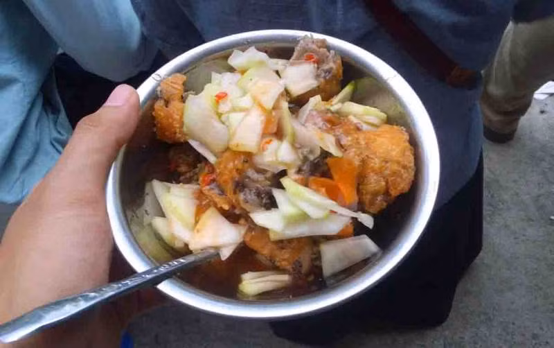 Quán bánh rán này đặc biệt đông khách khi tiết trời se se lạnh của mùa thu. Dường như người Hà Nội thích ăn đồ chiên rán khi trời chuyển gió, có lẽ những đồ chiên nóng hổi sẽ làm cơ thể họ ấm lên và ăn ngon miệng hơn.