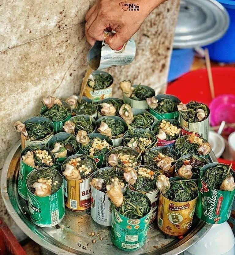 Miếng gà mềm, thơm và ngọt, ăn cùng rau ngải cứu hầm lâu mềm hơi đăng đắng, húp miếng nước hầm nữa. Đây đúng là món ăn chuẩn vị mùa thu mà người nào đã từng ăn sẽ nhớ mãi. Ảnh: Internet. Mời độc giả xem video "Chế biến món ngon từ nấm đông cô". Nguồn: VTC.