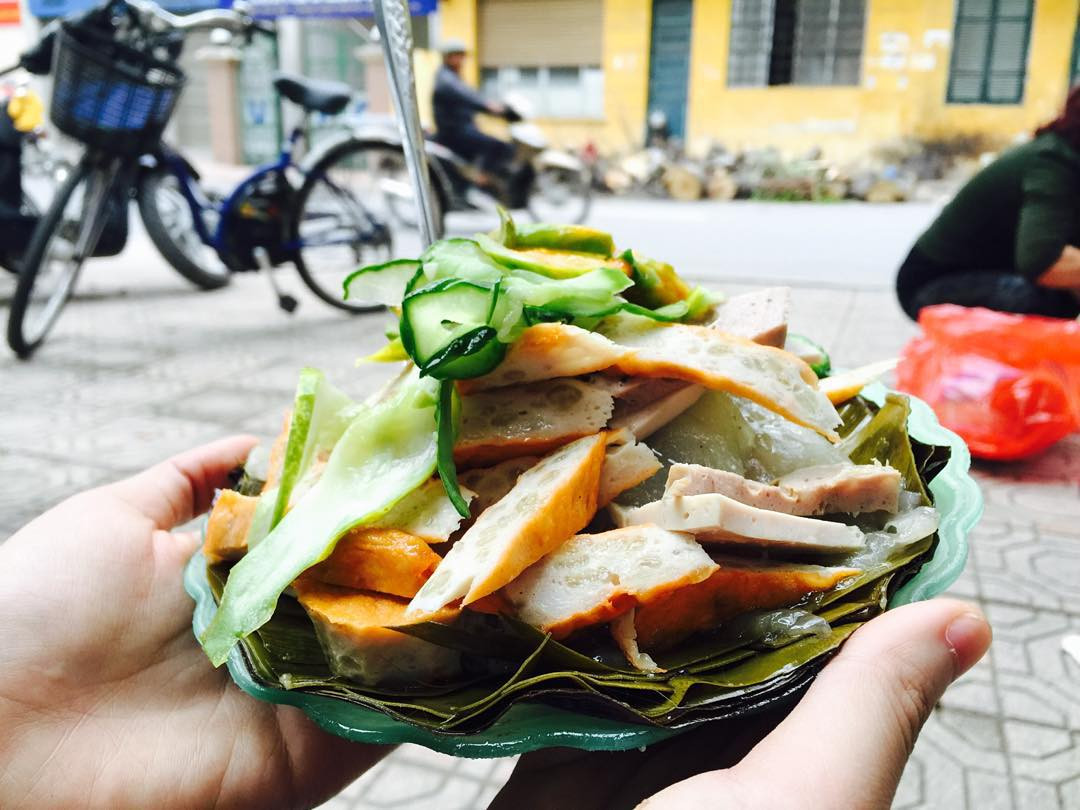 Bánh giò ở đây ăn rất ngon và béo. Cái béo không phải ngấy mà lại béo ngậy, nhân bánh giò xào và nêm rất chuẩn vị, làm từ thịt nạc băm nhuyễn cùng nhiều mộc nhĩ, nấm hương ăn giòn sần sật và tất nhiên không thể thiếu hạt tiêu thứ làm dậy lên hương vị của nhân bánh. Vỏ bánh thì mềm, mịn ăn cứ tan trong miệng, chứ không hề bị cứng, sượng.