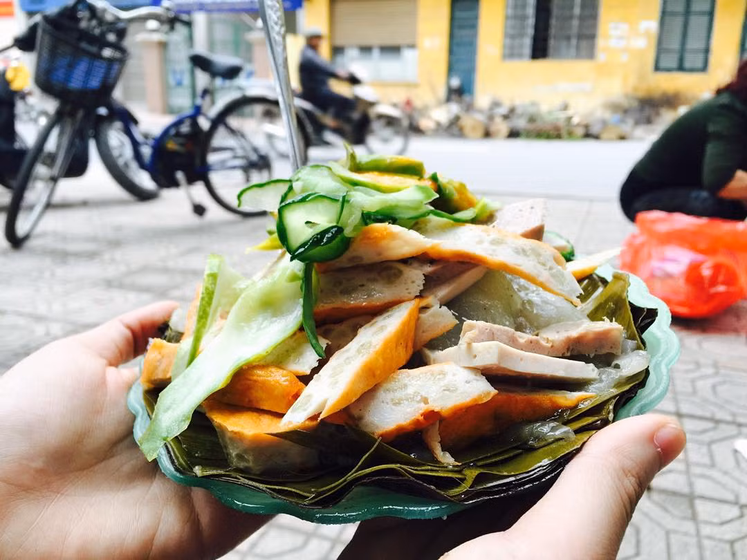 Bánh giò ở đây ăn rất ngon và béo. Cái béo không phải ngấy mà lại béo ngậy, nhân bánh giò xào và nêm rất chuẩn vị, làm từ thịt nạc băm nhuyễn cùng nhiều mộc nhĩ, nấm hương ăn giòn sần sật và tất nhiên không thể thiếu hạt tiêu thứ làm dậy lên hương vị của nhân bánh. Vỏ bánh thì mềm, mịn ăn cứ tan trong miệng, chứ không hề bị cứng, sượng.