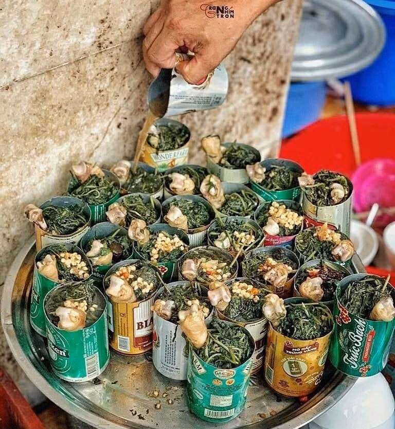 Miếng gà mềm, thơm và ngọt, ăn cùng rau ngải cứu hầm lâu mềm hơi đăng đắng, húp miếng nước hầm nữa. Đây đúng là món ăn chuẩn vị mùa thu mà người nào đã từng ăn sẽ nhớ mãi. Ảnh: Internet. Mời độc giả xem video "Chế biến món ngon từ nấm đông cô". Nguồn: VTC.