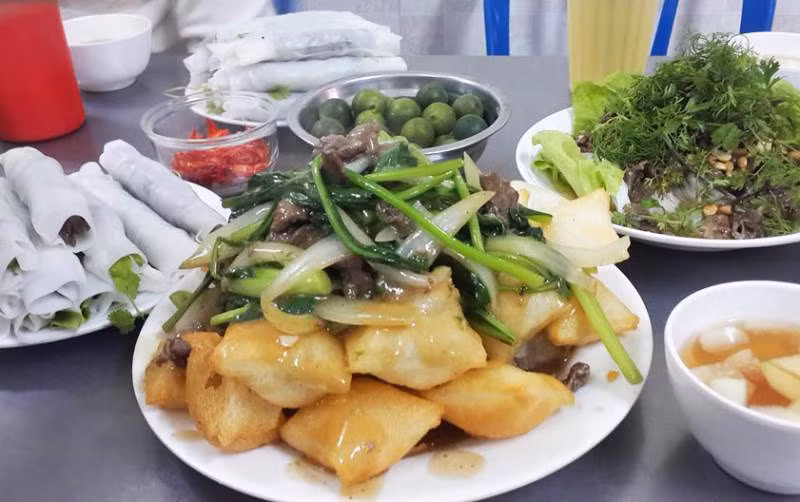 Miếng bánh phở mỏng dính cuộn bên trong là thịt bò xào, thêm rau xà lách và rau mùi chấm ngập trong nước chấm chua ngọt nhẹ và đủ đủ cà rốt thái miếng vuông. Ngoài phở cuốn, bạn nên thử thêm phở chiên phồng, phở chiên trứng hay phở chua…