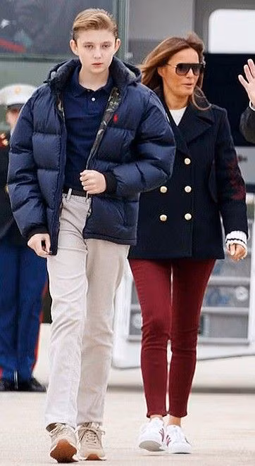 Nhờ cao hơn 1,90 m và vóc dáng thanh mảnh, Barron Trump ăn mặc giản dị vẫn đủ nổi bật.