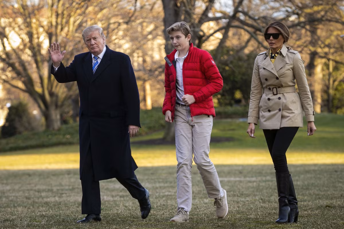Đối với những dáng áo phao, ôm sát người, Barron Trump thường chọn cho mình những tông nổi bật như đỏ, xanh.