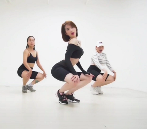 Khi tập sexy dance, các bạn cần phải luôn giữ lưng thẳng, cổ cao, mắt nhìn thẳng, giữ ngực và mông cao ở bất cứ trường hợp nào, cả từ dáng đứng, dáng bước đi, dáng ngồi… để làm bật lên những đường cong quyến rũ của nữ giới. Vì thế, sexy dance giúp lưng bạn dẻo dai hơn và ngăn ngừa các căn bệnh về thoái hóa xương như thoái hóa đĩa đệm, đau lưng,…