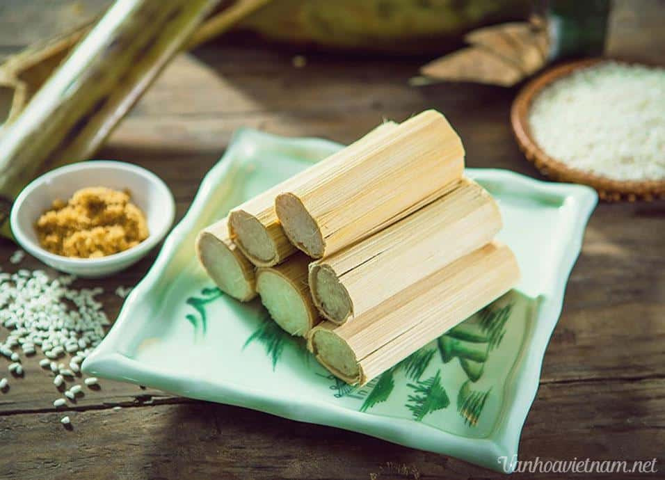 Món ăn này có cách làm khá là đơn giản. Chỉ cần có một chiếc ống nứa được bịt kín hai đầu sau đó cho gạo nếp nương đã được ngâm vào bên trong. Tiếp đến người ta đem ống nước đã có gạo bên trong này nướng trên bếp lửa.