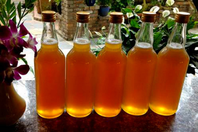 Mật ong rừng Gia Lai: Mật ong rừng là một loại đặc sản phổ biến của các tỉnh vùng núi cao và tại Gia Lai cũng vậy. Đất đai tại Gia Lai rất màu mỡ nên sẽ tạo điều kiện thuận lợi cho cây cối và các loài hoa phát triển. Vào mỗi mùa hoa nở sẽ thu hút rất nhiều ong về làm tổ và hút mật.