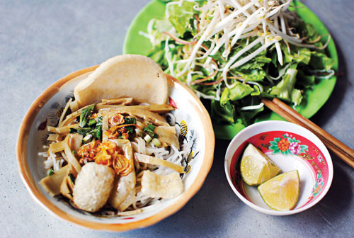 Bún mắm cua: Nói đến đặc sản Gia Lai thì chắc chắn không thể nào không nói đến món bún mắm cua. Đây là một món ăn khá đặc biệt bởi cái mùi là lạ của nó. Khi mới ngửi bạn sẽ có cảm giác khó ăn tuy nhiên khi đã thử ăn rồi thì chắc chắn bạn sẽ thấy thích mê với hương vị tuyệt vời.