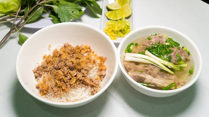 Phở khô: Một trong những món đặc sản độc đáo của Gia Lai mà bạn nên thưởng thức đó chính là món phở khô. Món ăn này còn có một tên gọi khác là phở hai tô. Sở dĩ nó được gọi như vậy là khi thưởng thức món phở này, phần nước dùng và phần phở sẽ được chia làm hai tô khác nhau chứ không được chan vào một tô như những loại phở khác.