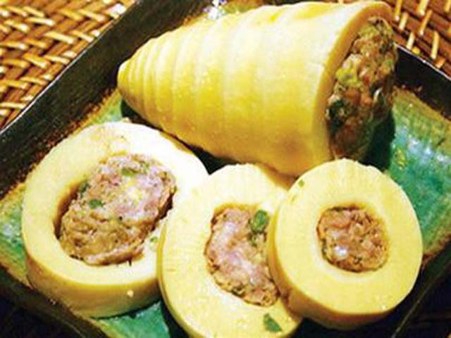 Măng rừng cũng là đặc sản nổi tiếng của phố núi Gia Lai. Vào mùa mưa, măng mọc dại nhiều, tươi non. Chúng được hái về, làm sạch và ngâm cùng ớt và tỏi, thêm muối và đường cho đậm vị. Măng chua ăn trong bữa cơm hoặc ăn cùng các loại bún, phở, miến cũng thật tuyệt hảo. Vị chua tự nhiên của măng, cay của ớt, thơm nồng của tỏi kích thích cả vị giác lẫn khứu giác.