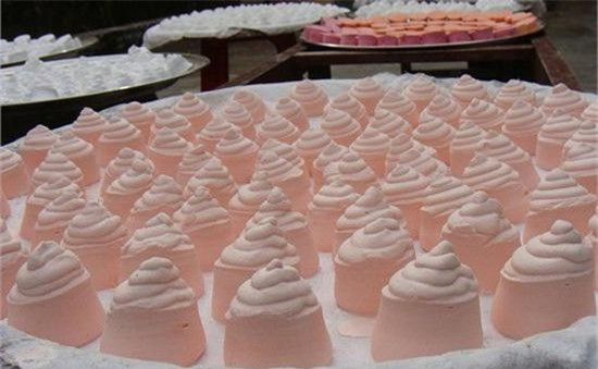 Đối với phụ nữ Việt thời bấy giờ, những loại phấn trang điểm đến từ Tây Phương không phải là một sự lựa chọn hàng đầu. Họ cho rằng loại phấn này chứa hóa chất gây hại đến da, khiến da nhanh lão hóa, vì thế, một lựa chọn hoàn hảo đối với họ chính là phấn nụ.