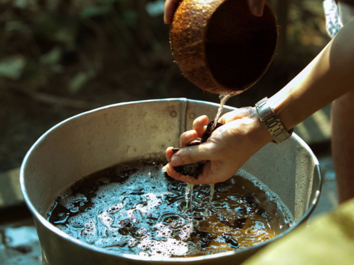 Chăm sóc tóc: Nếu muốn có mái tóc suôn mượt, đen nhánh, bạn hãy học tập các hoàng hậu thời Nguyễn phương pháp gội đầu bằng nước bồ kết. Bồ kết khô sau khi rửa sơ thì đem đun sôi với nước, dùng dung dịch này pha với nước sạch xối nhẹ lên tóc, massage nhẹ nhàng và để tóc khô tự nhiên. Gội đầu bằng bồ kết từ 1-2 lần/tuần sẽ giúp ngăn ngừa chứng rụng tóc và giúp tóc suôn mượt, đen nhánh óng ả.