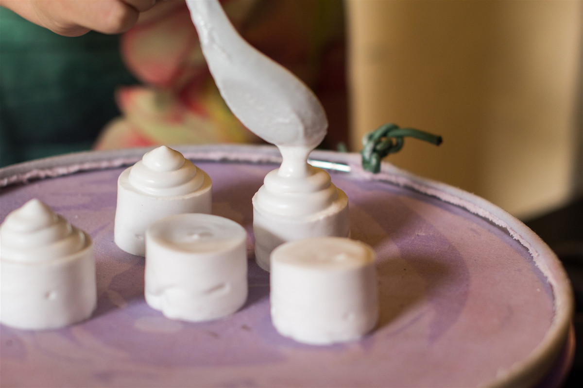 Đây là một loại phấn được làm từ thạch cao, nước mưa tinh khiết và 10 loại thuốc bắc bí truyền với tác dụng làm trắng da, trị mụn, làm mờ tàn nhang, dưỡng da mịn màng và giữ cho da trẻ lâu.