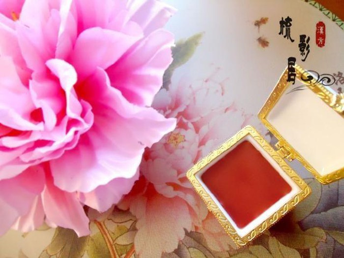 Loại son này không những có màu sắc tự nhiên sinh động mà thành phần thuần túy của nó cũng giúp chăm sóc cho đôi môi luôn mềm mại, căng bóng và lâu phai màu.