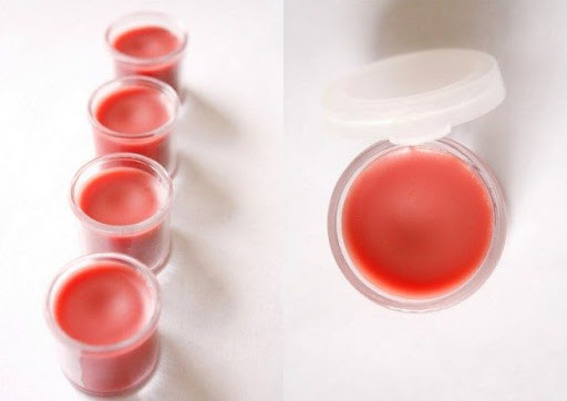 Cung đình Huế cũng sử dụng một loại nguyên liệu cao cấp thời bấy giờ là sáp ong để chế tạo son môi. Sáp ong ruồi sau khi được nấu chảy sẽ đem trộn với dầu ô-liu, lọc vài lần qua lớp sa, rồi trộn với các màu sắc tự nhiên từ cánh sen, cánh hoa hồng, hổ hoàng...