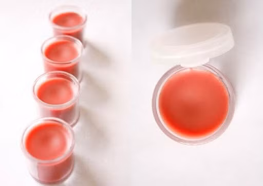 Cung đình Huế cũng sử dụng một loại nguyên liệu cao cấp thời bấy giờ là sáp ong để chế tạo son môi. Sáp ong ruồi sau khi được nấu chảy sẽ đem trộn với dầu ô-liu, lọc vài lần qua lớp sa, rồi trộn với các màu sắc tự nhiên từ cánh sen, cánh hoa hồng, hổ hoàng...