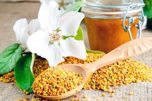 Ngoài ra, các mỹ nhân triều Nguyễn còn sử dụng phấn hoa cung nữ (hoa phấn) để trang điểm da mặt. Loại phấn này có mùi thơm dịu nhẹ màu trắng với tác dụng làm trắng và mịn da không hề thua kém so với phấn nụ.