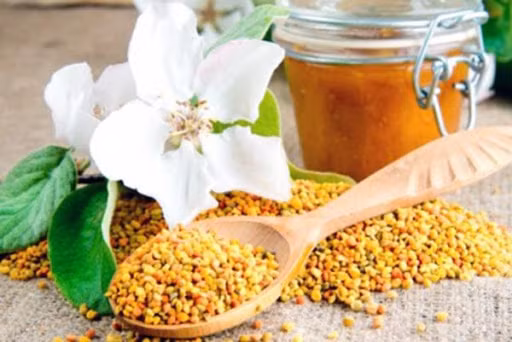 Ngoài ra, các mỹ nhân triều Nguyễn còn sử dụng phấn hoa cung nữ (hoa phấn) để trang điểm da mặt. Loại phấn này có mùi thơm dịu nhẹ màu trắng với tác dụng làm trắng và mịn da không hề thua kém so với phấn nụ.