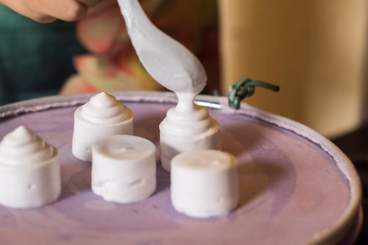 Đây là một loại phấn được làm từ thạch cao, nước mưa tinh khiết và 10 loại thuốc bắc bí truyền với tác dụng làm trắng da, trị mụn, làm mờ tàn nhang, dưỡng da mịn màng và giữ cho da trẻ lâu.