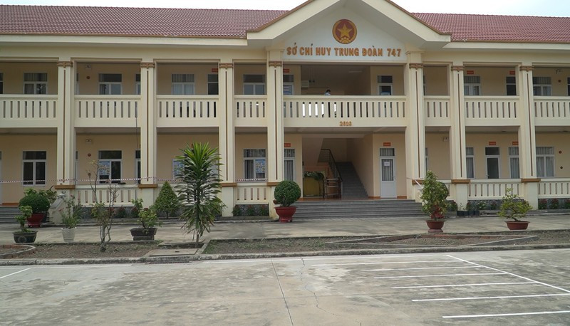 Đồng thời, các trường hợp phải cách ly, nếu xong các bước trên mà phát hiện ai có triệu chứng của COVID-19 như sốt, ho, khó thở thì được đưa qua bàn kiểm tra y tế. Sau đó đưa vào khu vực cách ly đặc biệt. Ảnh: PLO.