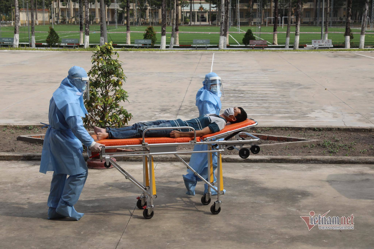 Một trường hợp nghi nhiễm được đội ngũ y tế đưa đi cách ly đặc biệt. Ảnh: Vietnamet.