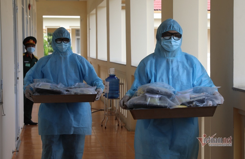 Khẩu phần ăn được nấu tập trung, chuyển lên cho các công dân. Quá trình này được đội ngũ y tế thực hiện nghiêm ngặt nhằm hạn chế sự di chuyển của các công dân trong khu cách ly. Ảnh: Vietnamet.