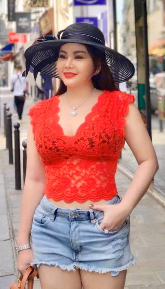 Lê Giang luôn tự tin với các trang phục ôm dáng sau khi đụng "dao kéo" làm đẹp nhiều bộ phận cơ thể. Ảnh: FBNV. Mời độc giả theo dõi video "Minh Hằng chia sẻ về phong cách thời trang". Nguồn: VTC.