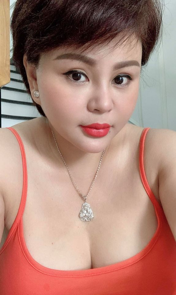 Tham gia các sự kiện giải trí hay ở đời thường, bà mẹ ba con đều chuộng mặc trang phục hở bạo.