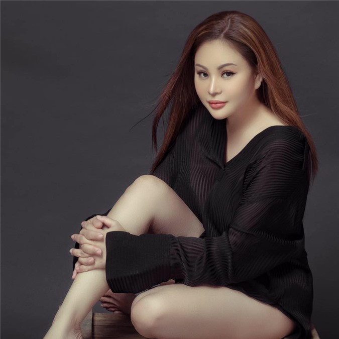 Ngoài đời, Lê Giang thường xuyên chọn những trang phục gợi cảm hết sức trẻ trung, năng động.